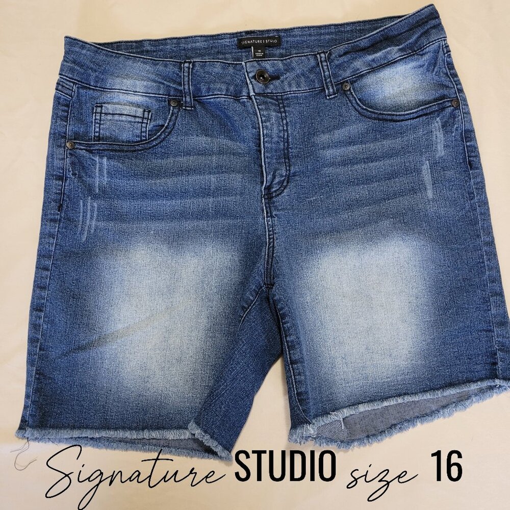 Signature Studio Jean Shorts Size 16